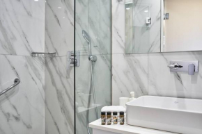 Spacious 2bd Apt in Prime Location next to Divani